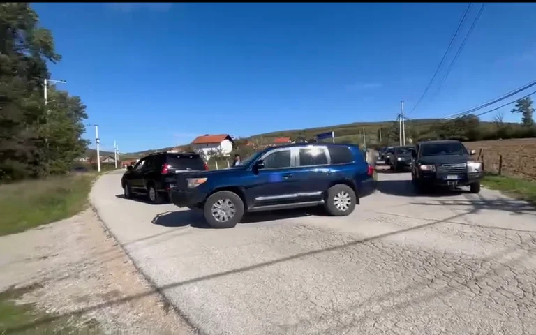 Images de la visite de Jakup Krasniqi à la tombe de son défunt frère V IDEO
