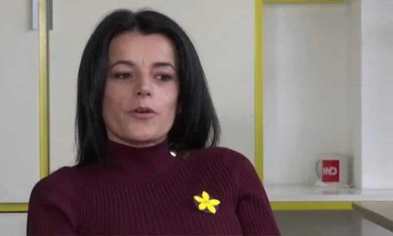 Vasfije Krasniqi parle aux médias en Albanie : J'avais 16 ans, j'ai été kidnappé par des Serbes, j'ai pris mes cheveux et je me suis mis dans la voiture.