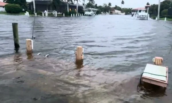 Regardez l'ouragan qui a frappé la Floride, il souffle des vents extrêmement forts, et le niveau de la mer augmente