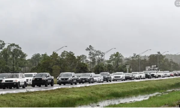 Les résidents de Floride fuient pour échapper à l'ouragan Milton approche