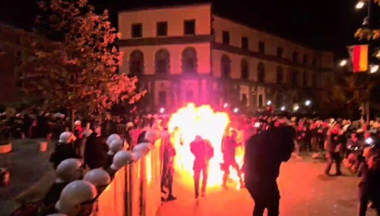 Violence et flamme en protestation. Annonce de la police, entre les poursuites Noka et Bardi