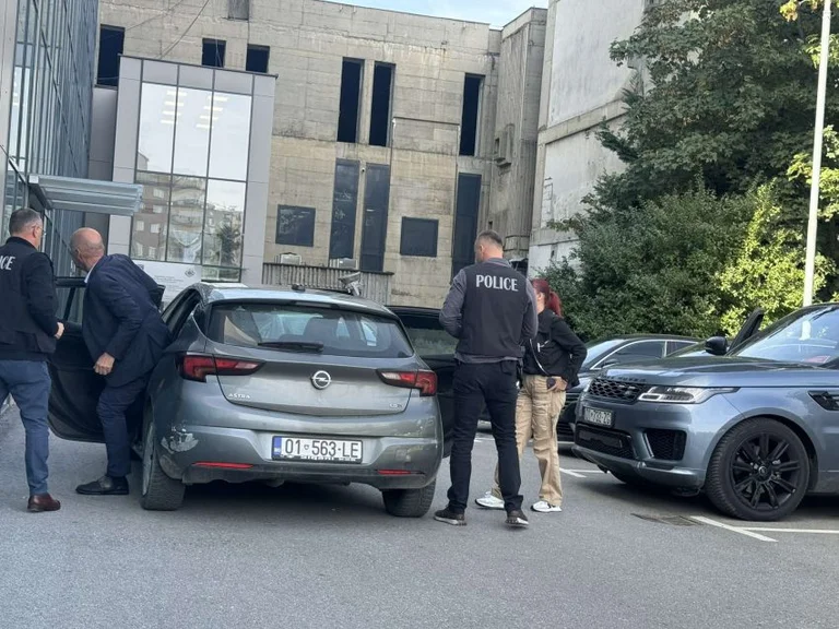 Ils font une descente chez eux, les policiers amènent Izedin Bytyqi au ministère de l'Environnement