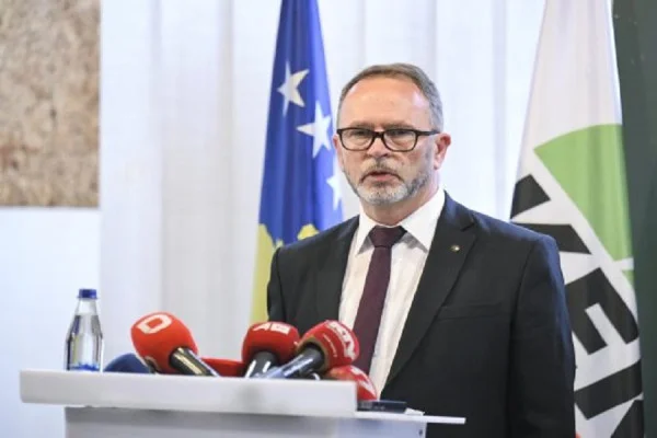 La session d'aujourd'hui est tenue contre l'ancien chef de la KEK Nagip Krasniqi, soupçonné d'endommager la KEK d'une valeur d'environ 3m euros