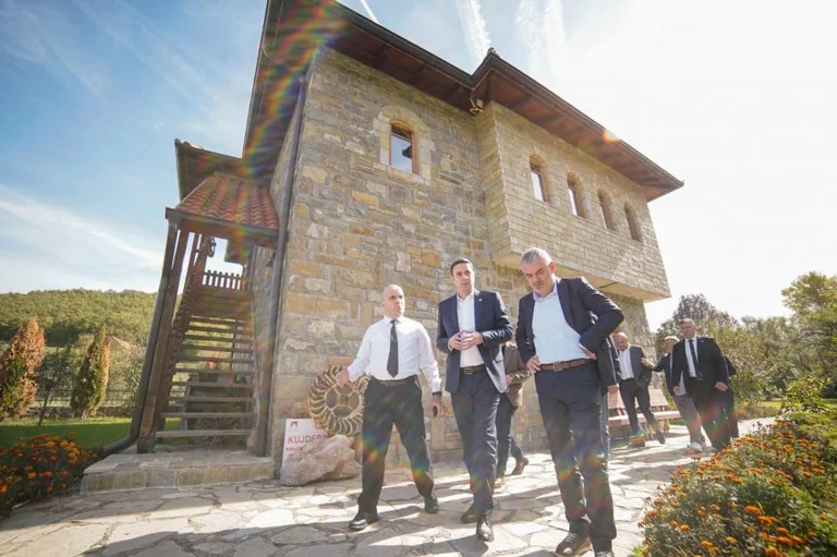 Obadiah: Im Turm des Helden Ismet Canman, der die Vergangenheit würdigt, machen wir die Zukunft