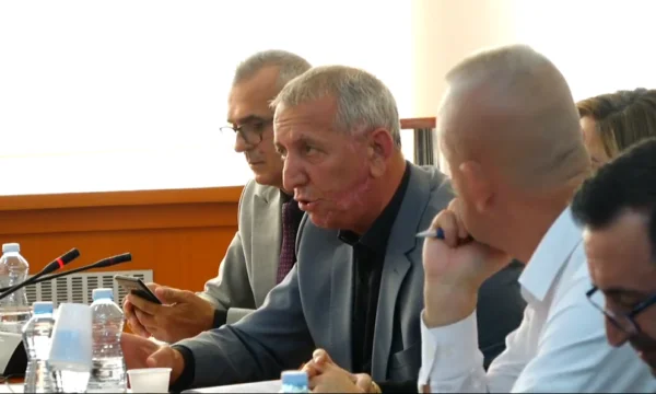 Anton Quinn parle à Dimal Basha des affaires militaires : Vous n'êtes pas préparé, vous avez besoin d'un cours de base