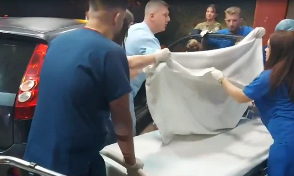 Bloqueado en tráfico debido a la protesta en Tirana, joven da a luz en el coche
