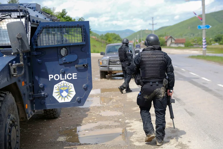 La police saisit des armes même à Zvecan, arrête une personne... est en uniforme de défense civile “ “