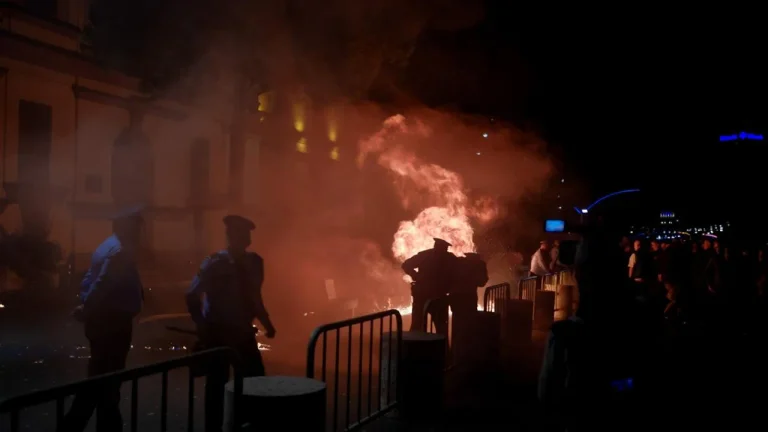 Après le Premier ministre et le quartier général du SP, les manifestants passent au ministère de l'Intérieur