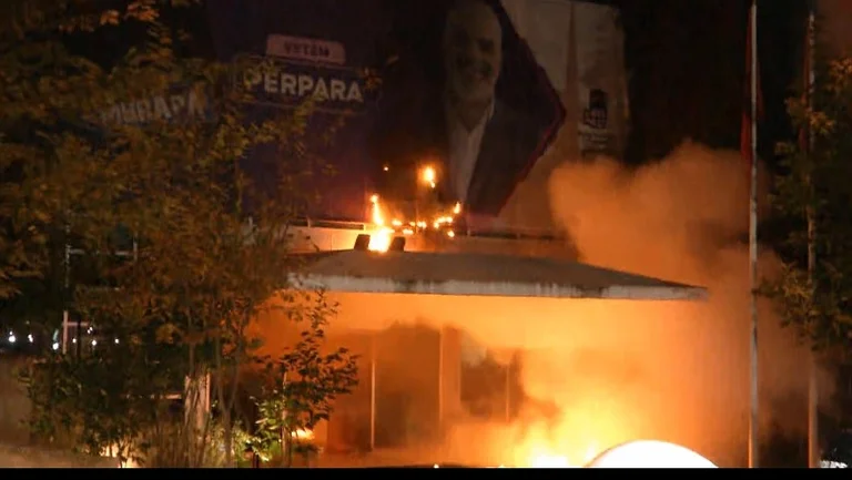 Molotova Opposition Flares gegenüber SP Premierminister und Sitz