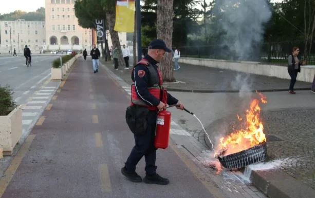 Albanie/Les manifestants affrontent la police, lancent Molotov vers le Premier ministre