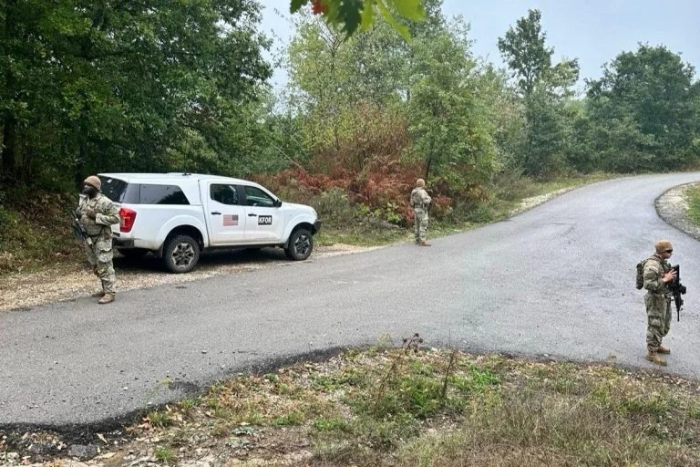 Des soldats de la KFOR avec des points de contrôle à Leposaviq