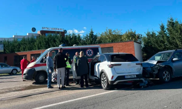 Unfall zwischen zwei Autos in Pristina-Ferizaj magistrate