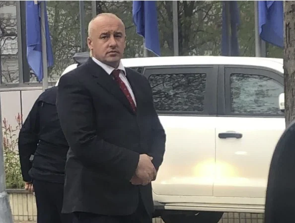C'est le représentant de la défense voisin qui a été arrêté pour avoir bloqué deux policiers.