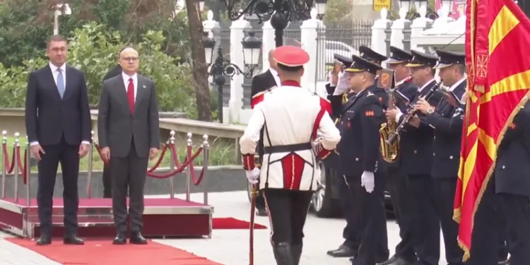 Mickoski qui a compté Kurti il y a deux mois, Vucciqi accueille Skopje avec des honneurs d'État