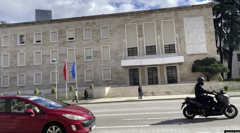 Appel de la police pour éviter la violence avant la manifestation à Tirana
