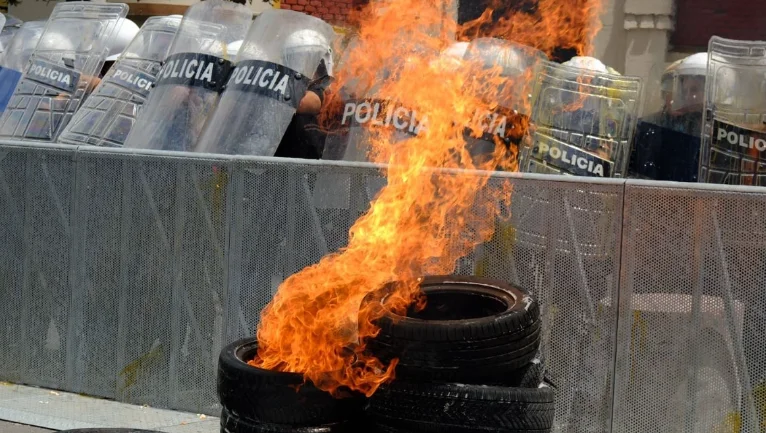 Plus de 1 000 200 policiers prêts à manifester en Albanie, ferment plusieurs rues
