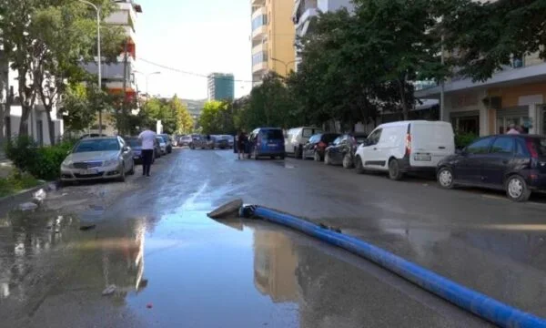 Les résidents touchés par les inondations à Vlora cherchent un soutien