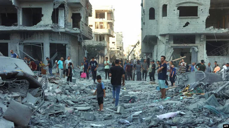 Une attaque à l ' école et à la mosquée à Gaza a fait état de 26 morts et de nombreux blessés.