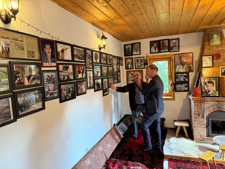 Daut Haradinaj besucht die Familie des Helden Ismet Unmani: Das Gerät vieler Krieger kann die Bilder ihrer Söhne und Töchter exalt
