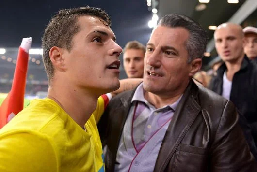 Ein besonderer Moment für mich und meine Familie!” Granit Jakas Vater reagiert, nachdem ein Fan seinen Sohn tätowiert hat