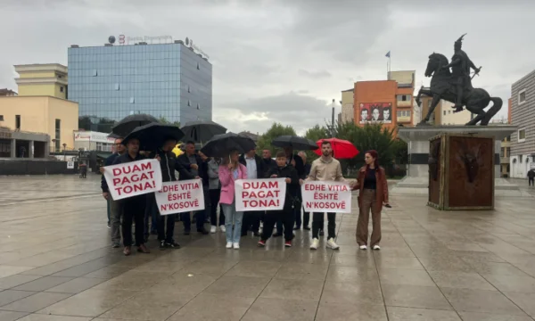 Year's teachers protest before government: We want our wages.