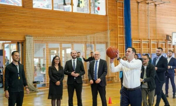 Abdixhiku publie des images de la visite de Beyer dans les écoles : Ils ont dit que c'était impossible.