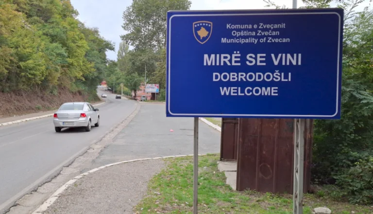 Panneaux d'affichage albanais, serbe, anglais placés à Zvecan