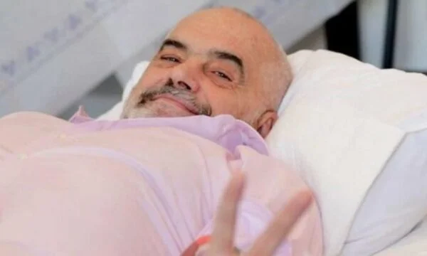 Edi Rama, Albaniens Premierminister, weist auf das Gesundheitsproblem hin