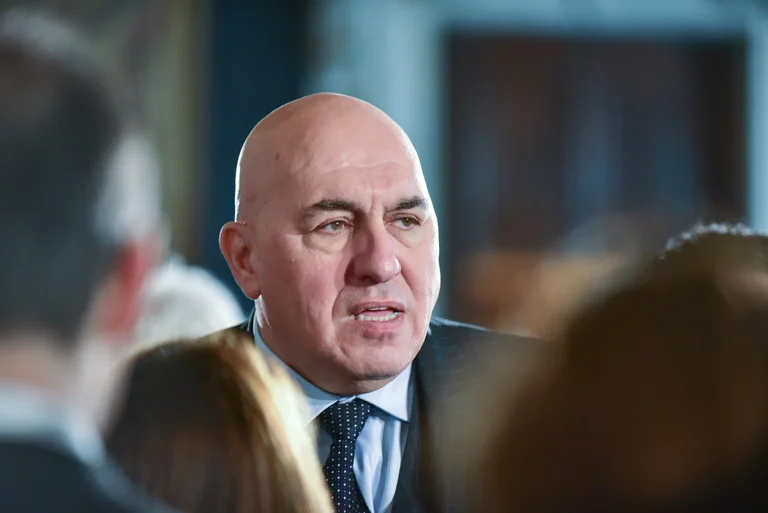 italienischer Verteidigungsminister besorgte, dass die Krise in Kosovo eintreten könnte