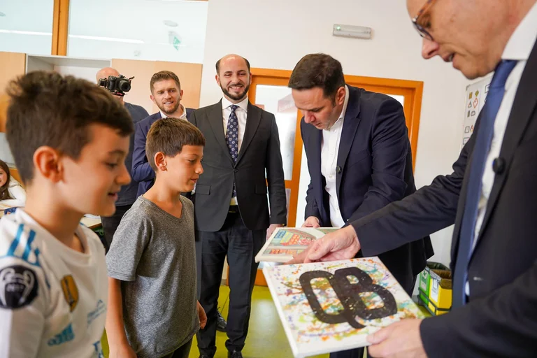 Réforme de l'éducation à Pristina, Abdixhiku et le député allemand visitent et mangent le déjeuner dans l'une des écoles avec une leçon quotidienne