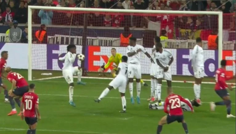 L'extraordinaire zegrova gagne la pénalité pour le Real Madrid David réussit contre les rois