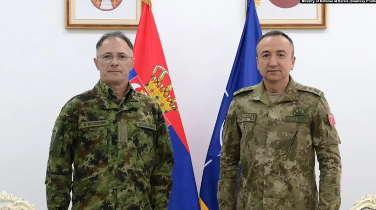 Le chef de l'armée serbe discute avec le commandant de la sécurité de la KFOR au Kosovo