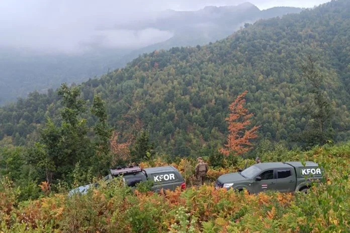 La KFOR patrouille la ceinture frontalière à Zubin Potok, en étroite coordination avec la police et EULEX