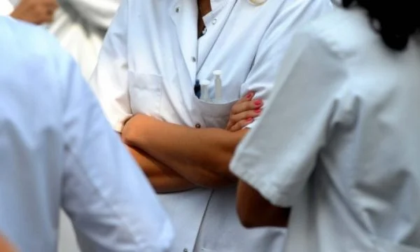 Oda e Mjekëve kërkon zbatimin e ligjit anti-COVID: Të mos përsëriten gabimet e të dëmtohen shërbimet tjera shëndetësore