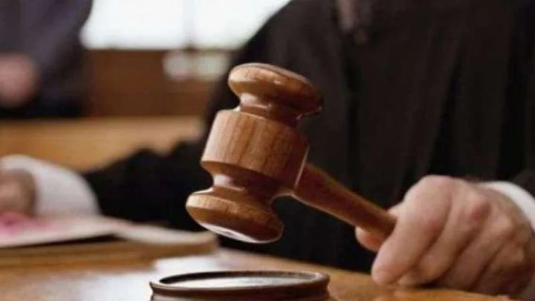 Schmunzeln zwischen 10 und 15 Migranten pro Tag mit einer Gebühr von 45 bis 500 Euro, brachte eine Anklage gegen sieben Personen in Prizren