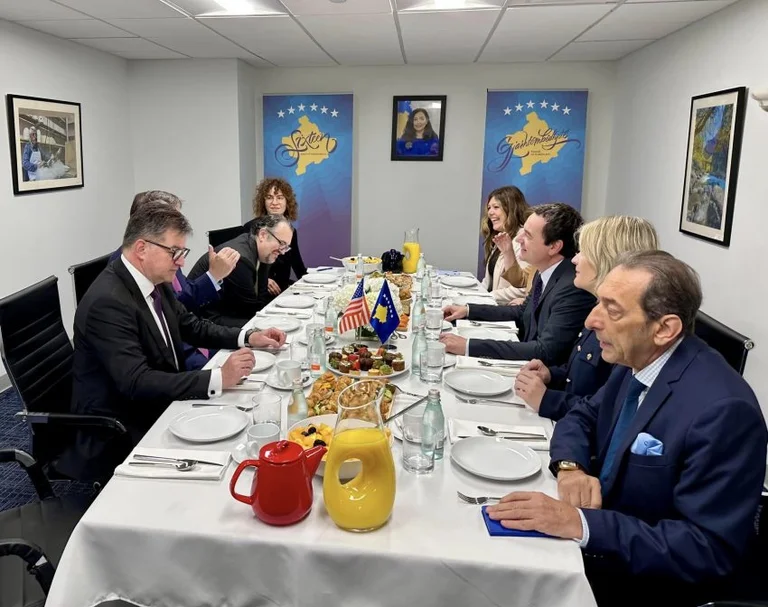 Lajcak raconte des rencontres à New York, y compris le Kasanoff O'Brie et Kurt et Osman