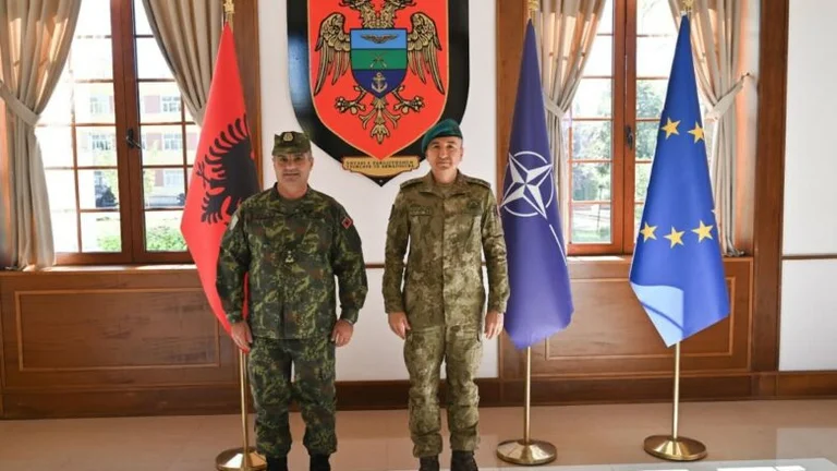 KFOR Commander, albanische Armee Chief Talk über Kosovo Sicherheitslage