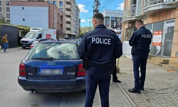 Polizei in Proliferation, um Autos von Seitenwalks zu entfernen
