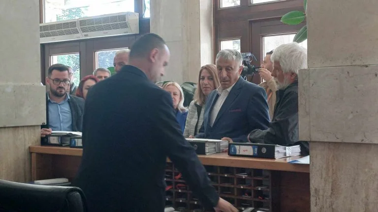 ) SBAAK Hände über Unterschriften für die Annahme der Rechnung