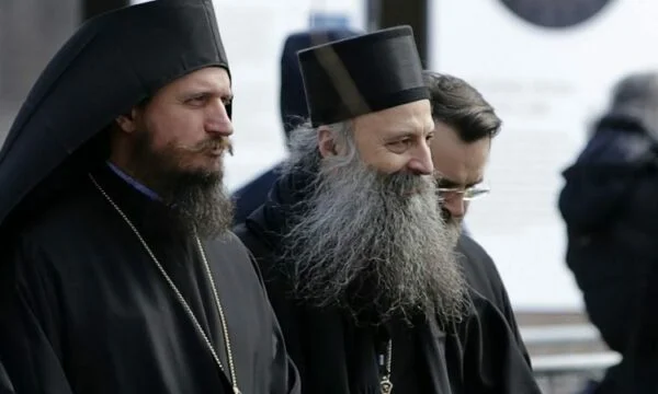 Kosovo Serben erkennen die Hand der serbisch-orthodoxen Kirche hat im Kosovo gehandelt