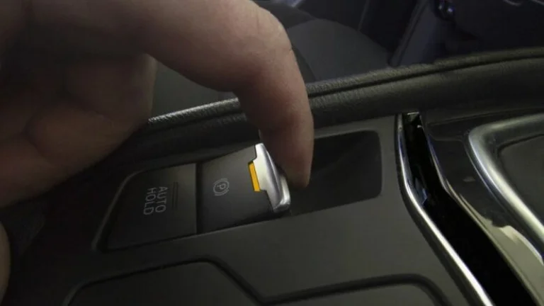 Que se passe-t-il lorsque vous déplacez votre voiture à 50 miles à l'heure et appuyez sur votre frein électronique à main?