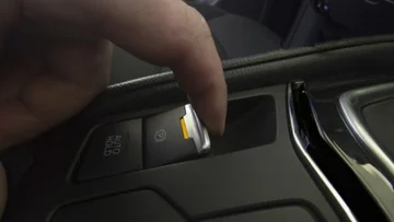 ¿Qué pasa cuando se mueve con su coche a 50 millas por hora y presiona su freno electrónico de mano?