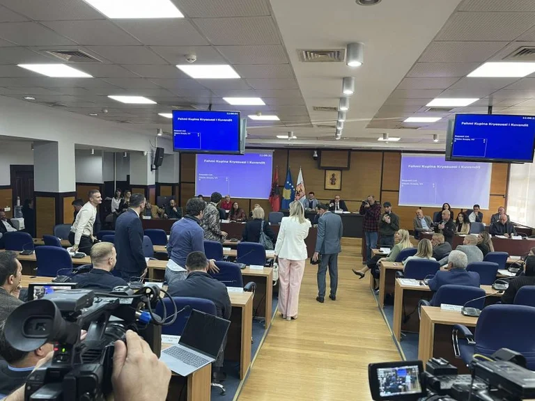 VV)ja in Pristina issues session, s ziemlich für den Haushalt für 2025