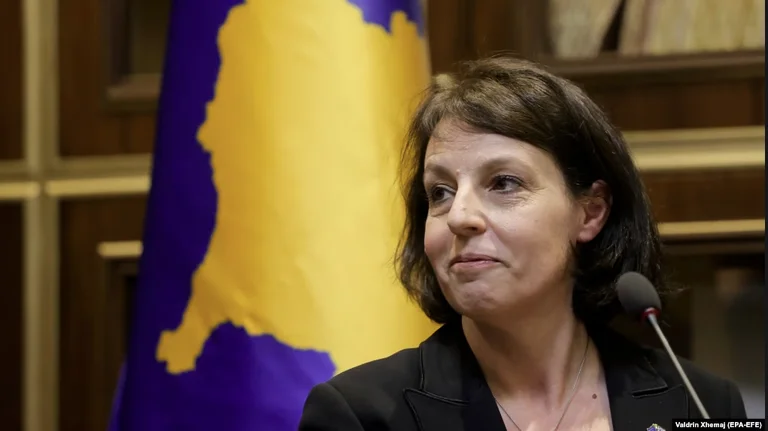 DOCENTENTES - Donika Gervala - pone al personal de efectivo del estado - licitaciones de más de 14.000 euros.