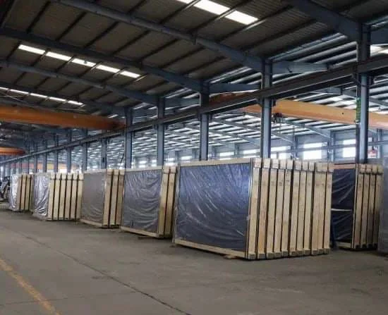 Pristina géant pour 7m euros adopte la représentation de l'usine de verre en Bulgarie