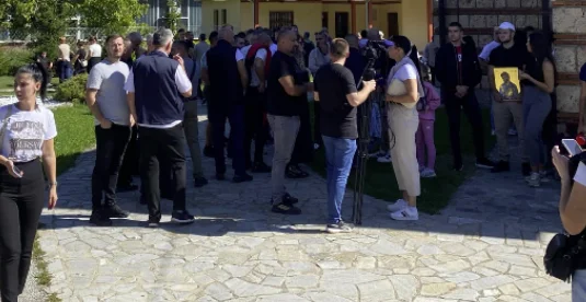 Serbios en Zubin Potok, la protesta pide la captura de objetivos religiosos