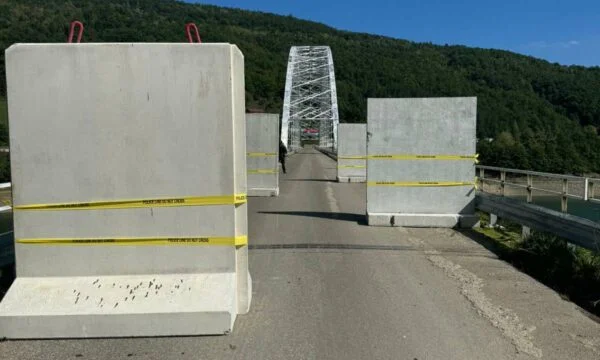 Bilder von Hindernissen, die von der Polizei in Brnjak Bridge gesetzt werden