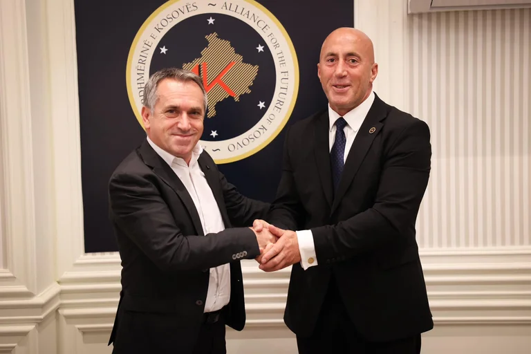 Haradinaj présente la nouvelle adoption: Avec ses membres, il renforce les capacités pour relever les défis de l'infrastructure