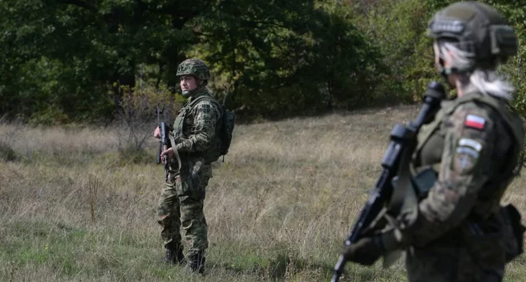 KFOR und die serbische Armee mit gemeinsamer Patrouille im Kosovo-Grenzserbien