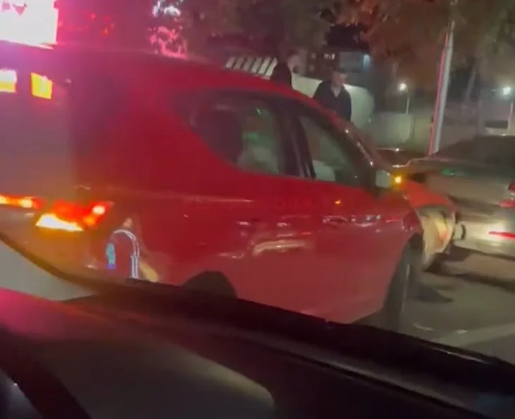 Gran accidente de cadena en Fushe Kosovo incluye 5 coches